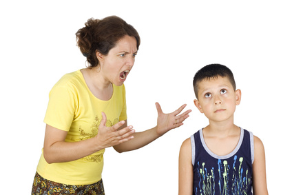 Maman crie après son fils