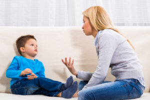 Mère et enfant qui parlent